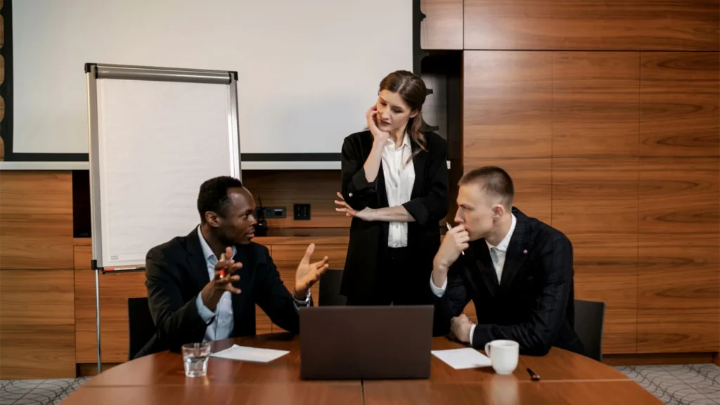 Kollegor i ett affärsmöte kring ett bord i ett konferensrum