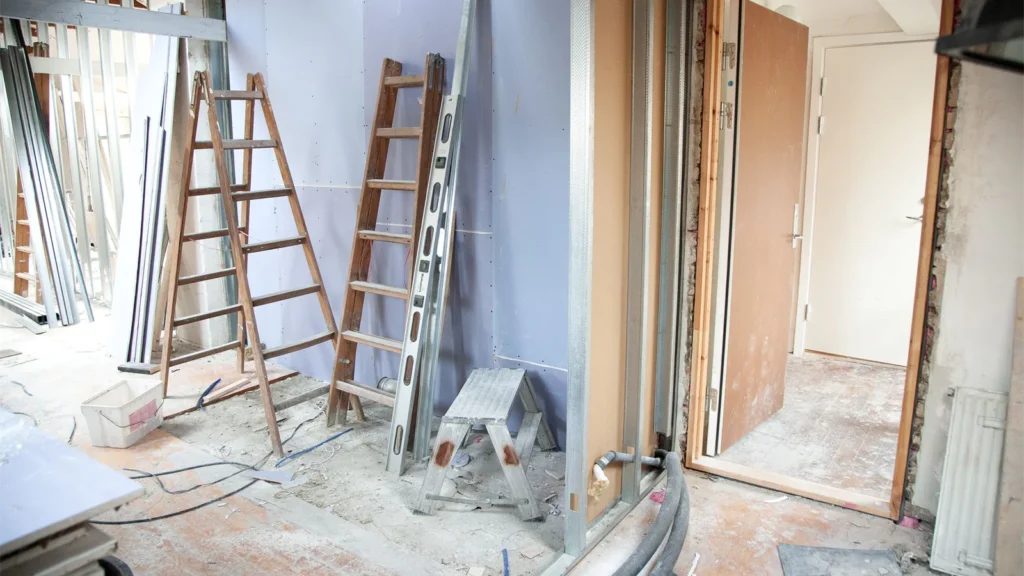 Rum under renovering med stege och byggmaterial