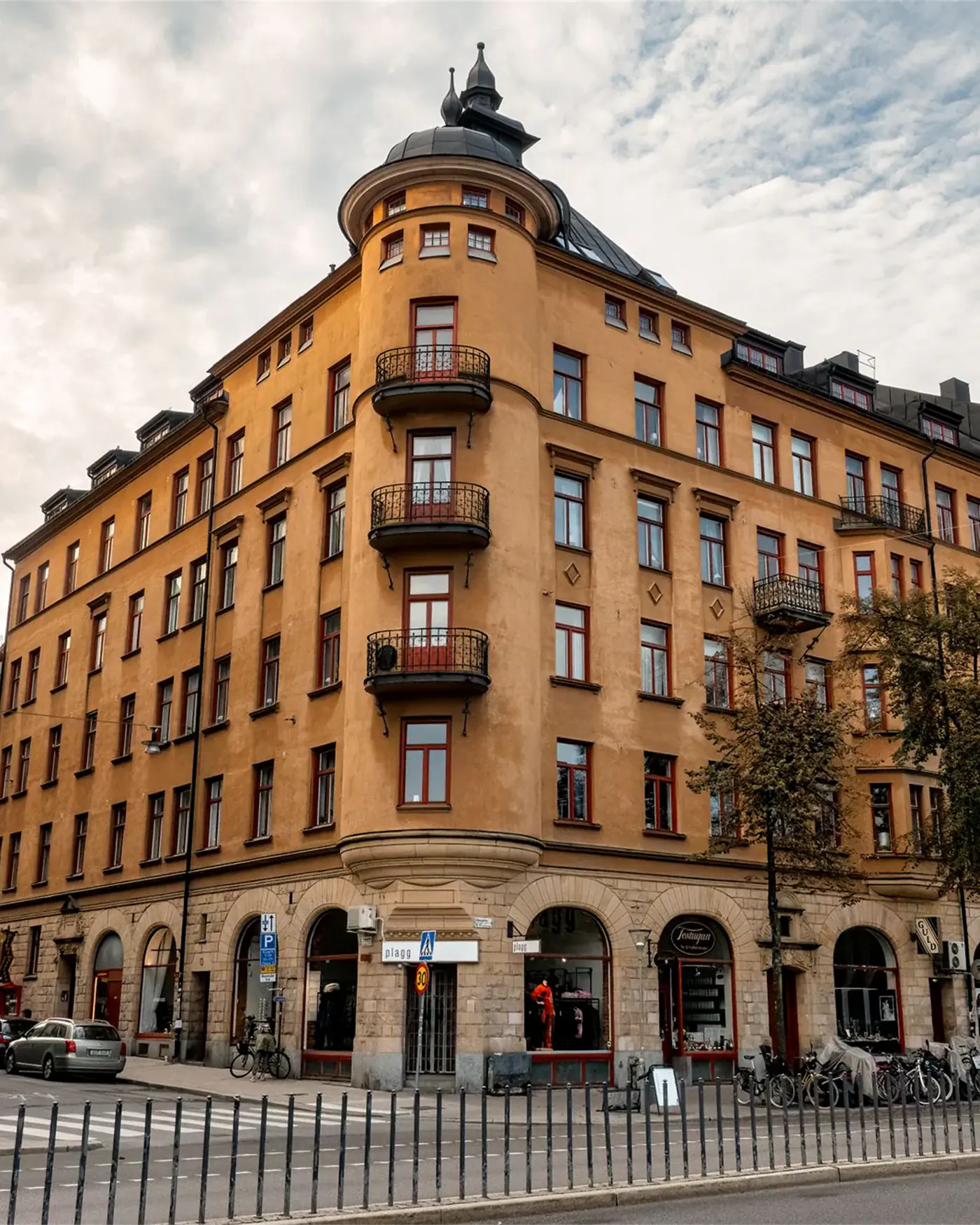 A classic Stockholm corner building with commercial units at street level