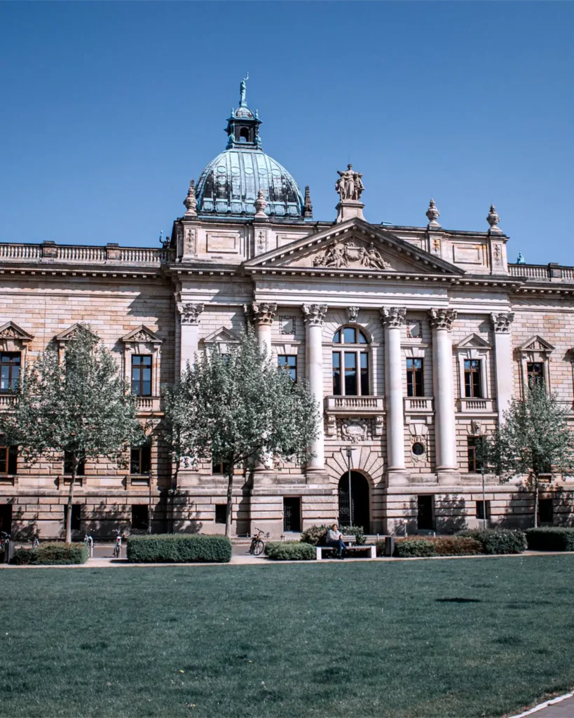A neoclassical court building seen from the grounds