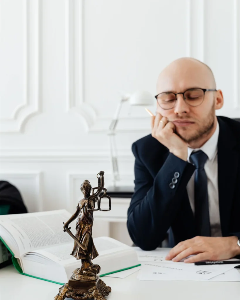 En advokat vid sitt skrivbord